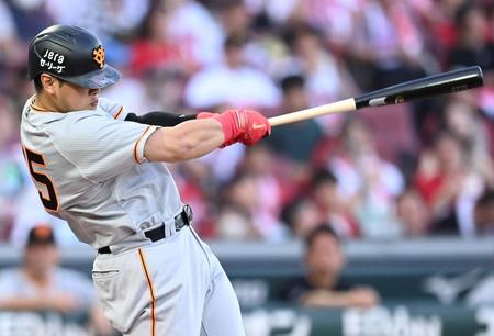 　１回、先制２ランを放つ岡本和（撮影・田中太一）