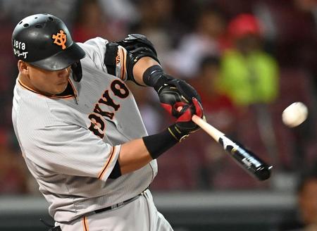 　８回、左越えへ３ランを放ちプロ通算３００号を達成した中田翔（撮影・田中太一）