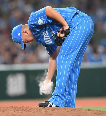 　４回、オリックス打線に捕まり、ロジンを握りしめる宮川（撮影・棚橋慶太）