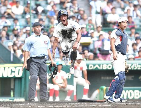 　３回、中浦浩志朗のスクイズで生還し、喜ぶ英明・寿賀弘都（中央）＝撮影・石井剣太郎