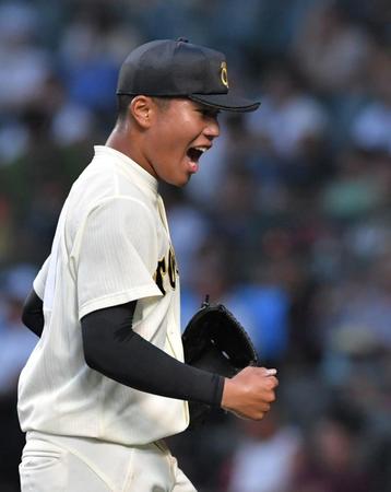 　４回、得点を許さず投げ終え雄たけびを上げる徳島商・森煌誠（撮影・石井剣太郎）