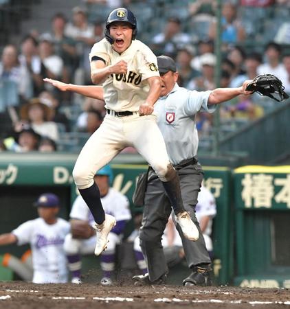 　３回、徳島商・下川鏡の逆転適時打で生還し、飛び跳ねて喜ぶ森口圭太（撮影・石井剣太郎）