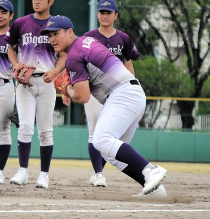 　内野ノックを受ける花巻東・佐々木麟太郎