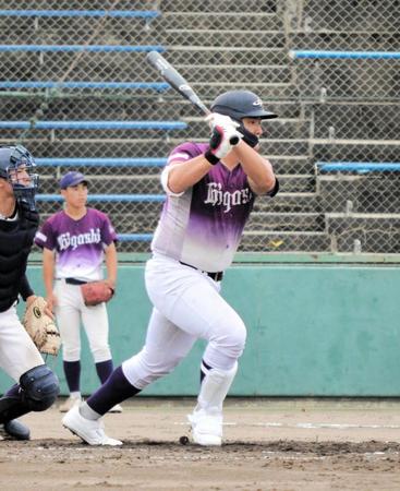 　シート打撃で中前打を放つ花巻東・佐々木麟太郎