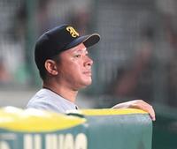 　８回、戦況を見守る仙台育英・須江航監督（撮影・中田匡峻）