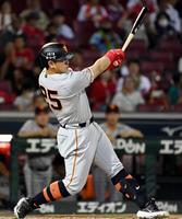 　８回、岡本和は左越えにこの試合３本目となる本塁打を放つ