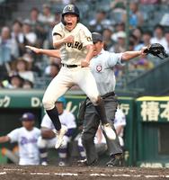 　３回、徳島商・下川鏡の逆転適時打で生還し、飛び跳ねて喜ぶ森口圭太（撮影・石井剣太郎）