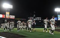 　試合に勝利し、喜ぶ徳島商ナイン（撮影・石井剣太郎）