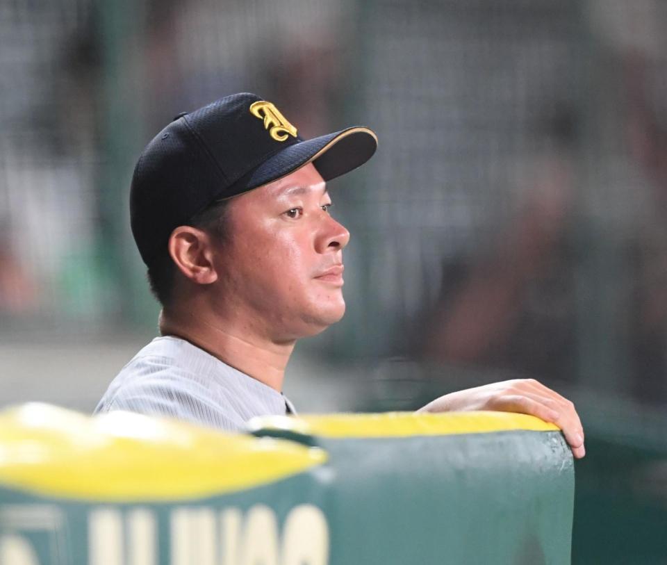 　８回、戦況を見守る仙台育英・須江航監督（撮影・中田匡峻）