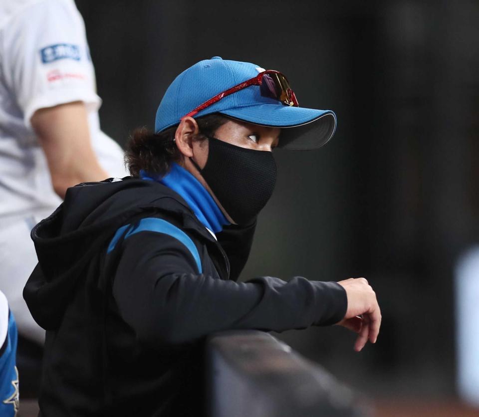 　６回、ベンチで頭をかく新庄監督（撮影・中島達哉）