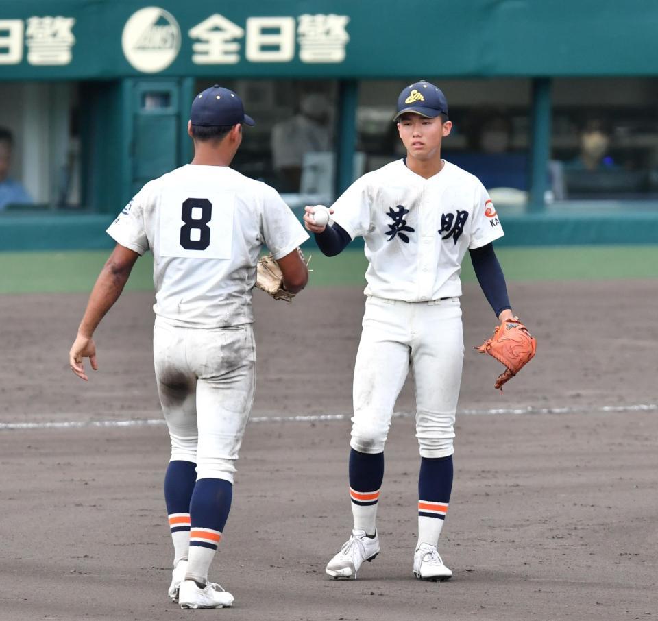 　９回、マウンドを降りる英明・下村健太郎（右）。左は寿賀弘都（撮影・中田匡峻）