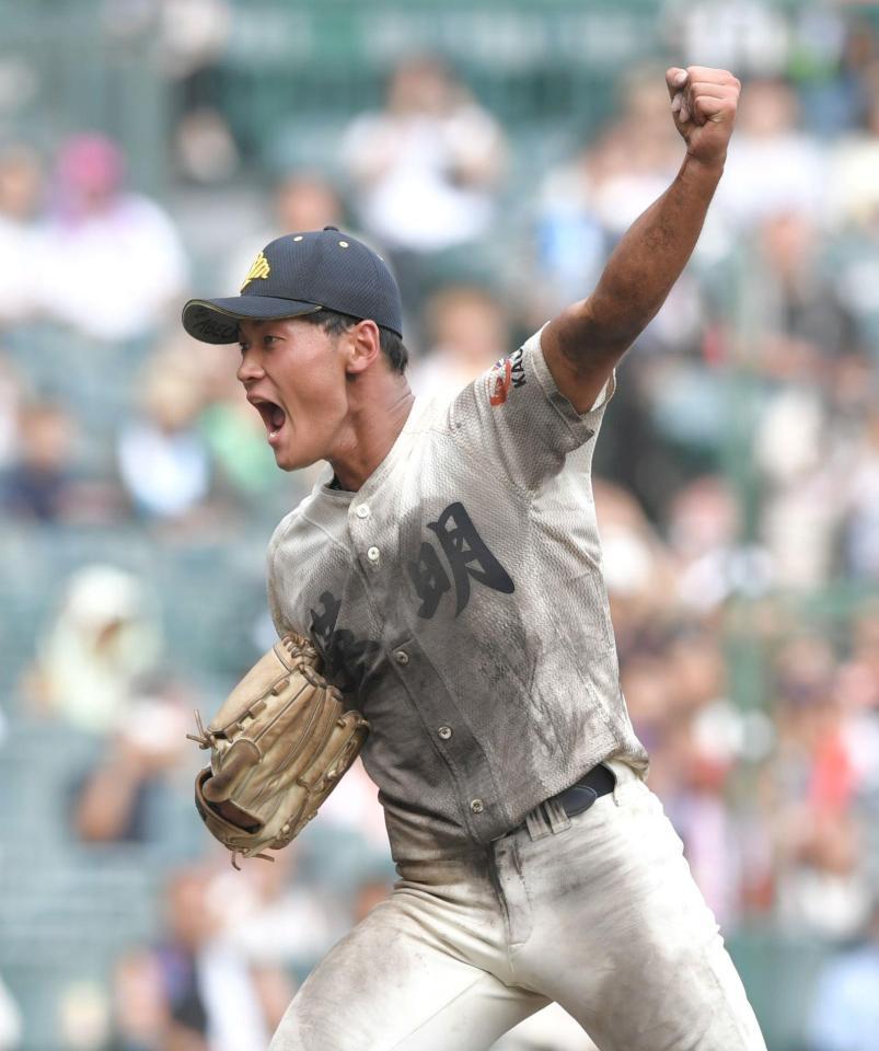 　９回、２死満塁のピンチを同点でしのぎ雄たけびを上げる英明・寿賀弘都（撮影・石井剣太郎）