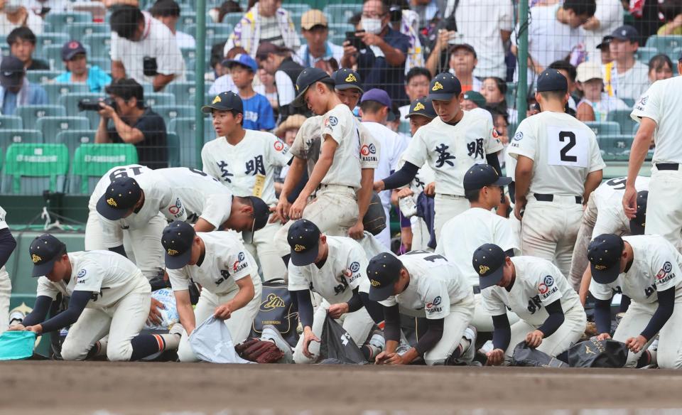 　智弁学園に敗れ、土を集める英明ナイン