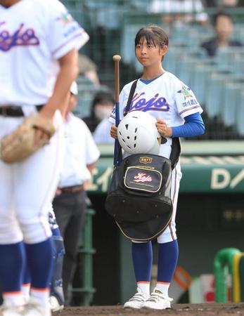 　試合前、ノック補助を務めた宇部鴻城・岡野美和マネジャー＝撮影・伊藤笙子