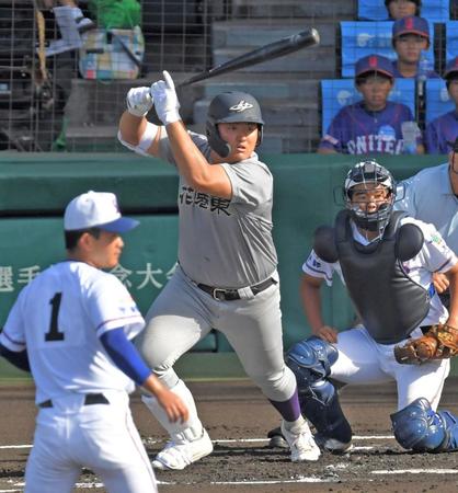 　１回、左前打を放つ花巻東・佐々木麟太郎（撮影・北村雅宏）