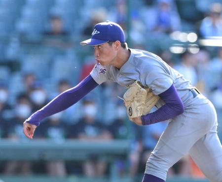 　宇部鴻城相手に力投する先発の花巻東・小松龍一（撮影・伊藤笙子）