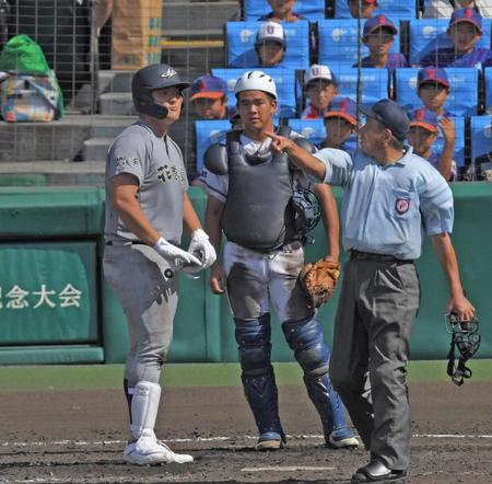 　５回、敬遠で歩かされる花巻東・佐々木麟太郎（左）＝撮影・北村雅宏