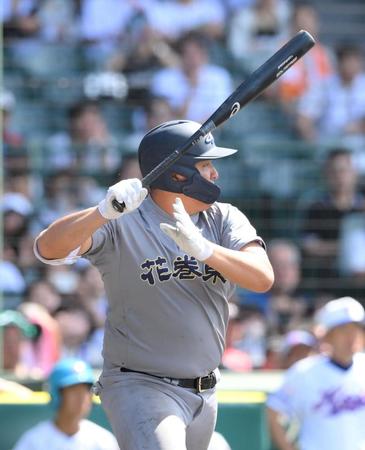 　７回、サード強襲の内野安打を放った花巻東・佐々木麟太郎（撮影・伊藤笙子）