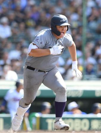 　７回、サード強襲の内野安打を放ち、一塁へ激走する花巻東・佐々木麟太郎（撮影・伊藤笙子）