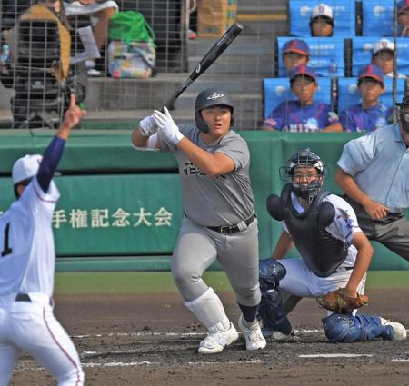 　４回、先制となる適時打を放つ花巻東・佐々木麟太郎（撮影・北村雅宏）