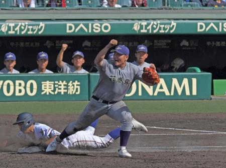 　５回、宇部鴻城・岡本壮矢が三ゴロ併殺打に倒れ、雄たけびを上げる花巻東・佐々木麟太郎（中央）＝撮影・北村雅宏