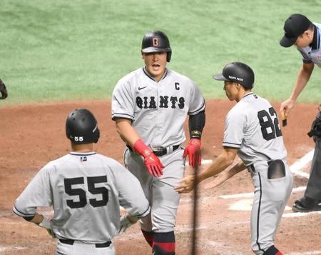 　６回、２ランを放ち迎えられる岡本和（撮影・堀内翔）