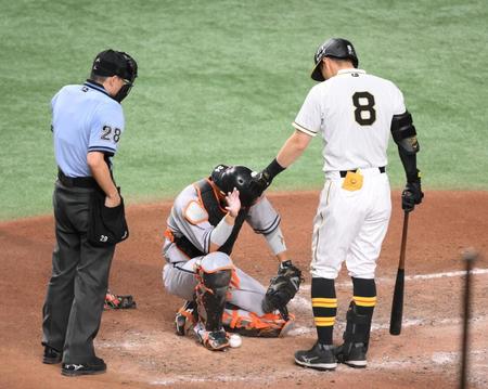 　６回、佐藤輝が振ったバットが大城卓の頭部を直撃する（撮影・堀内翔）