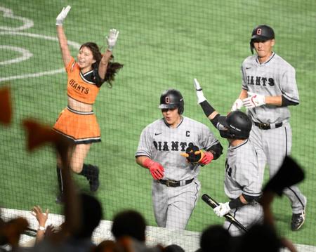 　６回、２ランを放ち生還して長野に頭をたたかれる岡本和（撮影・堀内翔）