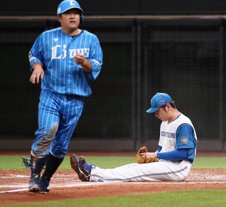 　４回、自らの暴投で失点した加藤貴（撮影・中島達哉）