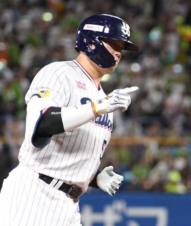 　３回、村上は右越えに勝ち越しの２０号ソロを放つ（撮影・佐藤厚）