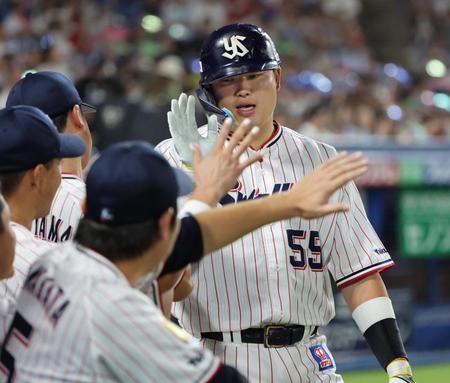 　３回、右越えソロを放ちベンチでナインに迎えられる村上