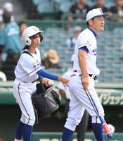 　試合前、ノック補助を行う宇部鴻城・岡野美和マネジャー（左）＝撮影・伊藤笙子