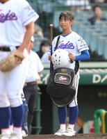　試合前、ノック補助を務めた宇部鴻城・岡野美和マネジャー＝撮影・伊藤笙子