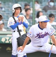 　試合前ノックの前にボールを手でこねる宇部鴻城・岡野美和マネジャー（撮影・伊藤笙子）