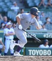 　１回、左前安打を放つ花巻東・佐々木麟太郎（撮影・伊藤笙子）