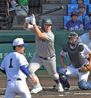 　１回、左前打を放つ花巻東・佐々木麟太郎（撮影・北村雅宏）