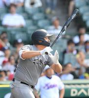 　４回、先制の適時打を放つ花巻東・佐々木麟太郎（撮影・伊藤笙子）