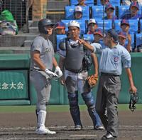 　５回、敬遠で歩かされる花巻東・佐々木麟太郎（左）＝撮影・北村雅宏