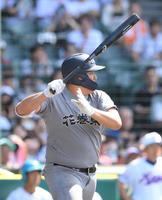 　７回、サード強襲の内野安打を放った花巻東・佐々木麟太郎（撮影・伊藤笙子）