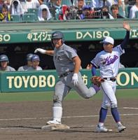 　７回、内野安打を放つ花巻東・佐々木麟太郎（撮影・北村雅宏）