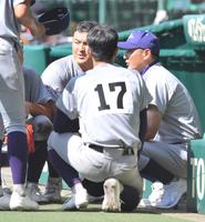 　６回、小松龍一（１７）がピンチを切り抜け、佐々木麟太郎（左）らナインの前で話しかける花巻東・佐々木洋監督（撮影・伊藤笙子）