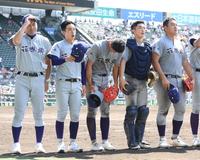 　佐々木麟太郎（右端）の活躍で初戦突破した佐々木洋監督率いる花巻東ナイン（撮影・伊藤笙子）