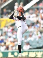 　力投する先発投手の日大山形・菅井颯（撮影・中田匡峻）