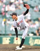 　力投する先発投手の日大山形・菅井颯（撮影・中田匡峻）