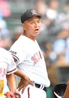 　１回裏の守備を終えたナインに声をかける日大山形・荒木準也監督（撮影・中田匡峻）