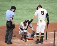 　６回、佐藤輝が振ったバットが大城卓の頭部を直撃する（撮影・堀内翔）