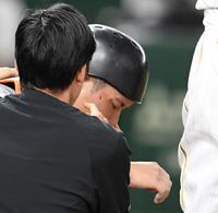 　６回、佐藤輝（右）のスイングが当たり出血した大城卓（撮影・棚橋慶太）