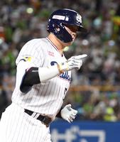 　３回、村上は右越えに勝ち越しの２０号ソロを放つ（撮影・佐藤厚）