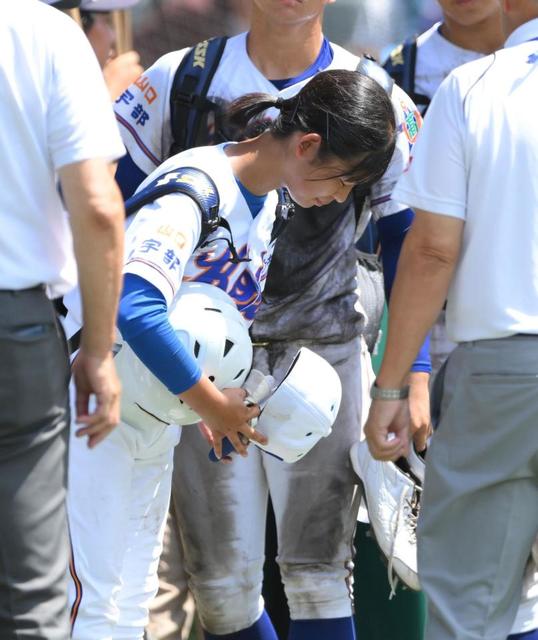 【写真】夏史上初めて試合前ノック参加した女子部員　宇部鴻城・岡野美和さん　敗退に涙もチームに感謝