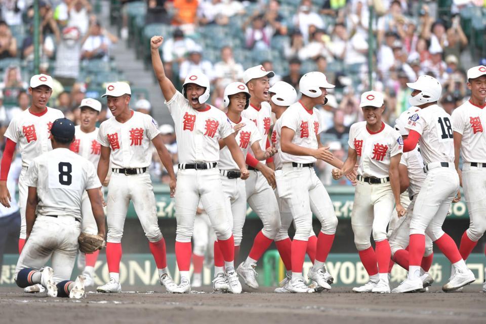 　試合に勝利し、喜ぶ智弁学園ナイン。左手前は英明・寿賀
